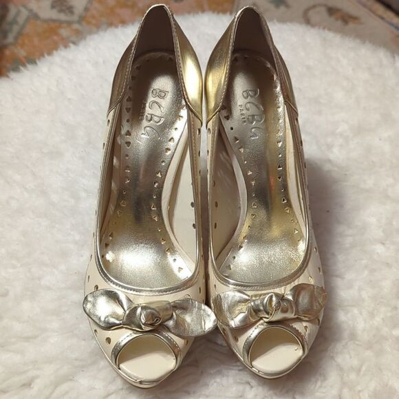 Pre-owned BCBG Petra Style 4.5” Platform Heels Cream/Gold, Twisted Fabric Bow - Picture 3 of 7